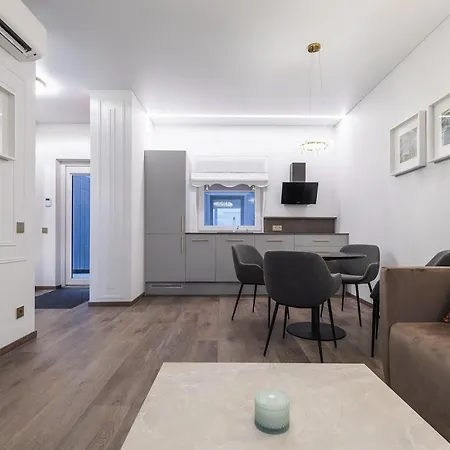 Amber Stone 1st Floor Апартаменты *