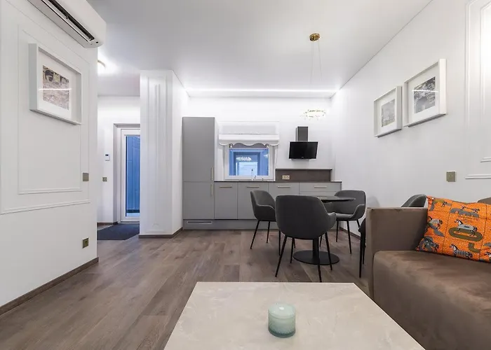 Amber Stone 1st Floor 아파트 *